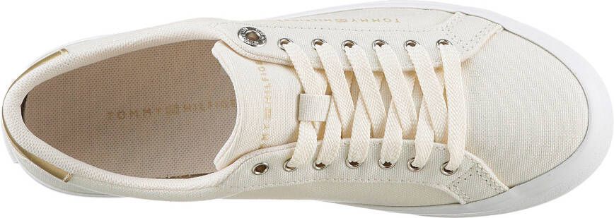 Tommy Hilfiger Plateausneakers ESSENTIAL VULC CANVAS SNEAKER Contrastafwerking in metalliclook vrijetijdsschoen lage schoen veterschoen