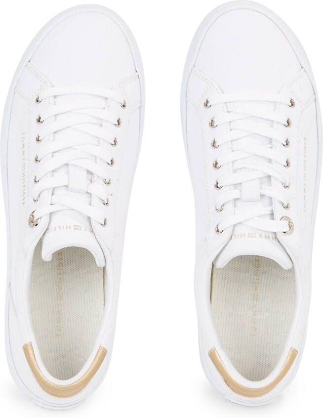 Tommy Hilfiger Plateausneakers ESSENTIAL VULC CANVAS SNEAKER Contrastafwerking in metalliclook vrijetijdsschoen lage schoen veterschoen