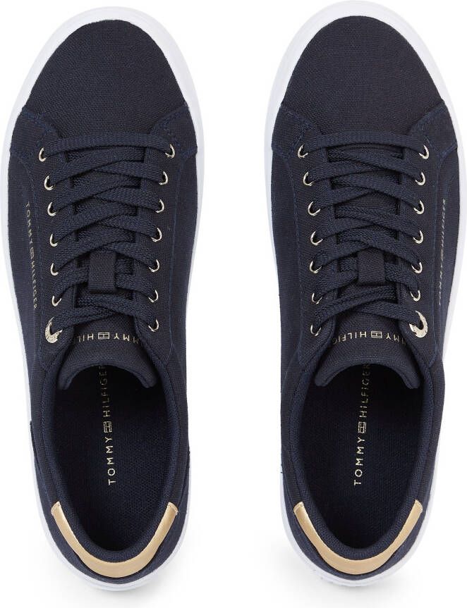 Tommy Hilfiger Plateausneakers ESSENTIAL VULC CANVAS SNEAKER Contrastafwerking in metalliclook vrijetijdsschoen halfschoen veterschoen