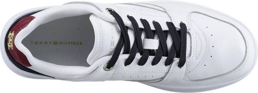 Tommy Hilfiger Plateausneakers LEATHER BASKET SNEAKER Logo-opdruk op de tong vrijetijdsschoen halfschoen veterschoen