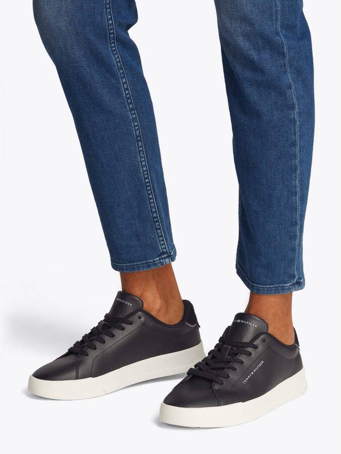 Tommy Hilfiger Plateausneakers TH COURT LTH DETAIL ESS vrijetijdsschoen lage schoen veterschoen met zijlijk logo-opdruk