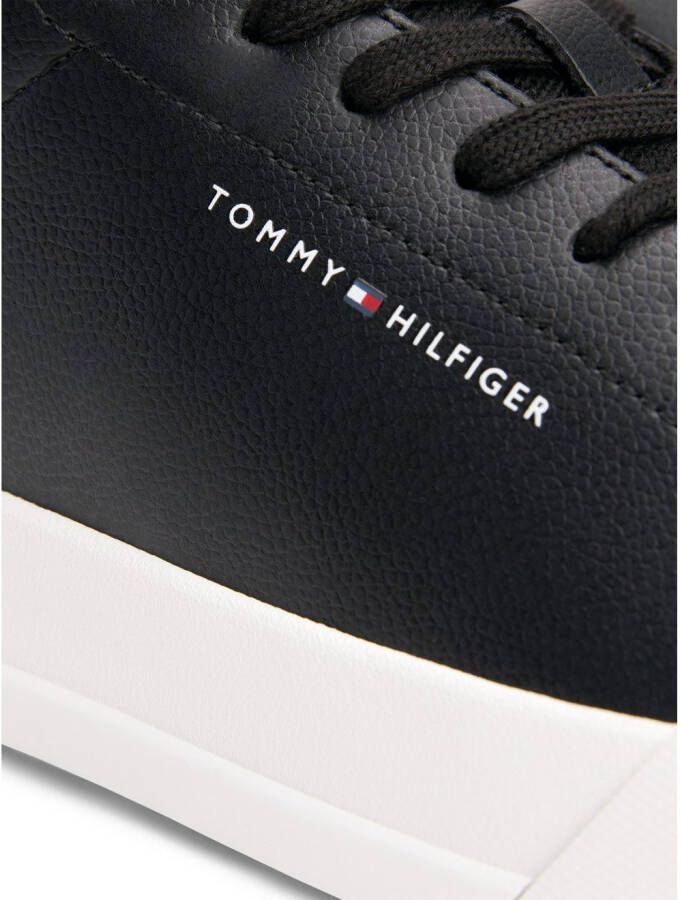 Tommy Hilfiger Plateausneakers TH COURT LTH DETAIL ESS vrijetijdsschoen lage schoen veterschoen met zijlijk logo-opdruk