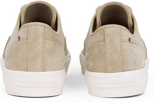 Tommy Hilfiger Plateausneakers TH HI VULC LOW OXFORD SUEDE vrijetijdsschoen lage schoen veterschoen met label op de hiel