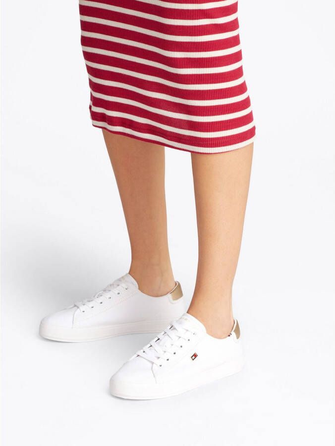 Tommy Hilfiger Plateausneakers VULC CANVAS LACE UP SNEAKER vrijetijdsschoen lage schoen veterschoen in smalle vorm