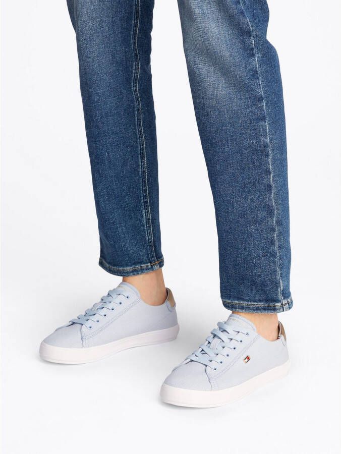 Tommy Hilfiger Plateausneakers VULC CANVAS LACE UP SNEAKER vrijetijdsschoen lage schoen veterschoen in smalle vorm