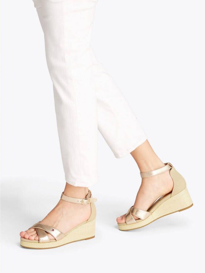 Tommy Hilfiger Sleehaksandaaltjes FLAG METALLIC MID WEDGE ESPAD bandjessandaal zomerschoen met verstelbare gesp