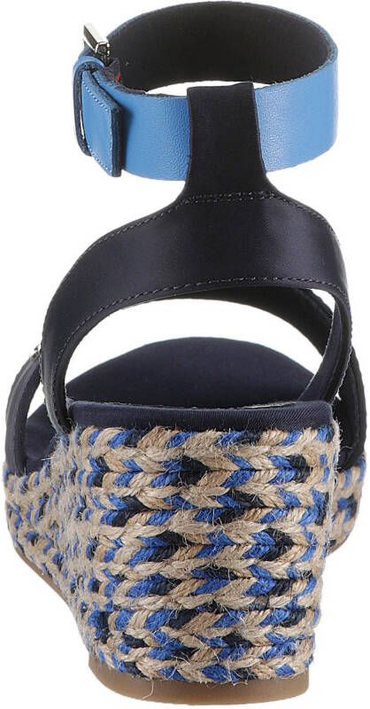 Tommy Hilfiger Sleehaksandaaltjes COLORFUL WEDGE SATIN SANDAL zomerschoen sandaal keilhak met verstelbare gesp