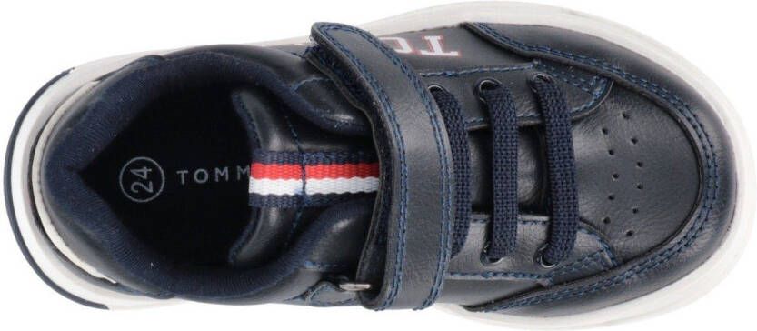 Tommy Hilfiger Slip-on sneakers LOW CUT LACE-UP VELCRO SNEAKER met logo-opschrift opzij