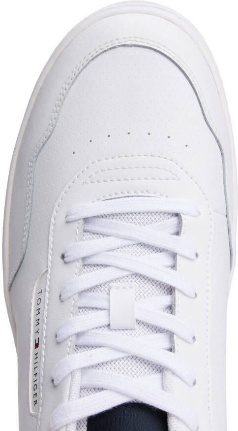 Tommy Hilfiger Sneakers TH BASKET CORE LTH vrijetijdsschoen halfhoge schoen veterschoen logo-patch op de schoentong