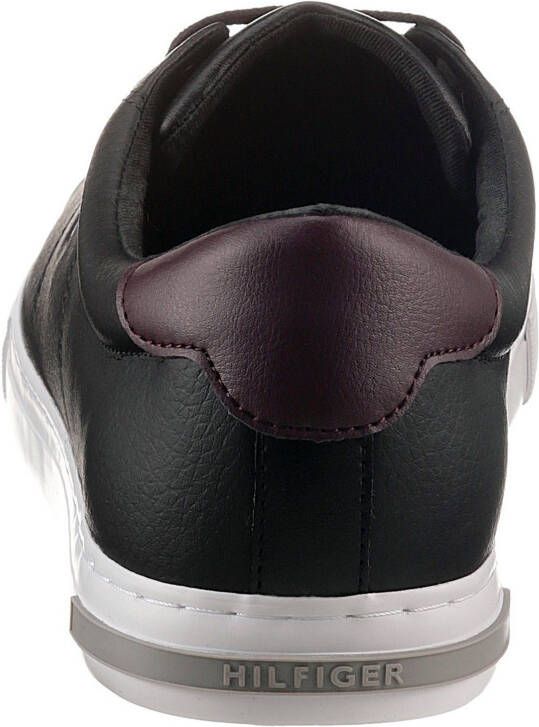 Tommy Hilfiger Sneakers ESSENTIAL LEATHER DETAIL VUL met contrastafwerking vrijetijdsschoen lage schoen veterschoen