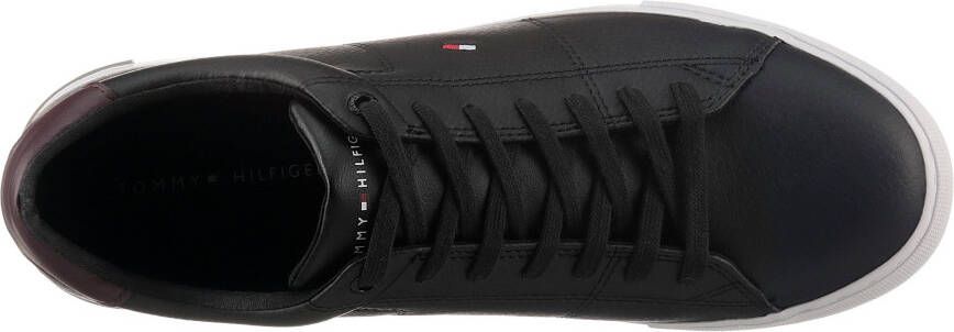 Tommy Hilfiger Sneakers ESSENTIAL LEATHER DETAIL VUL met contrastafwerking vrijetijdsschoen lage schoen veterschoen