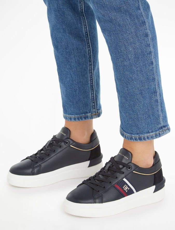 Tommy Hilfiger Sneakers met sleehak CORP WEBBING COURT SNEAKER met logo-embleem opzij