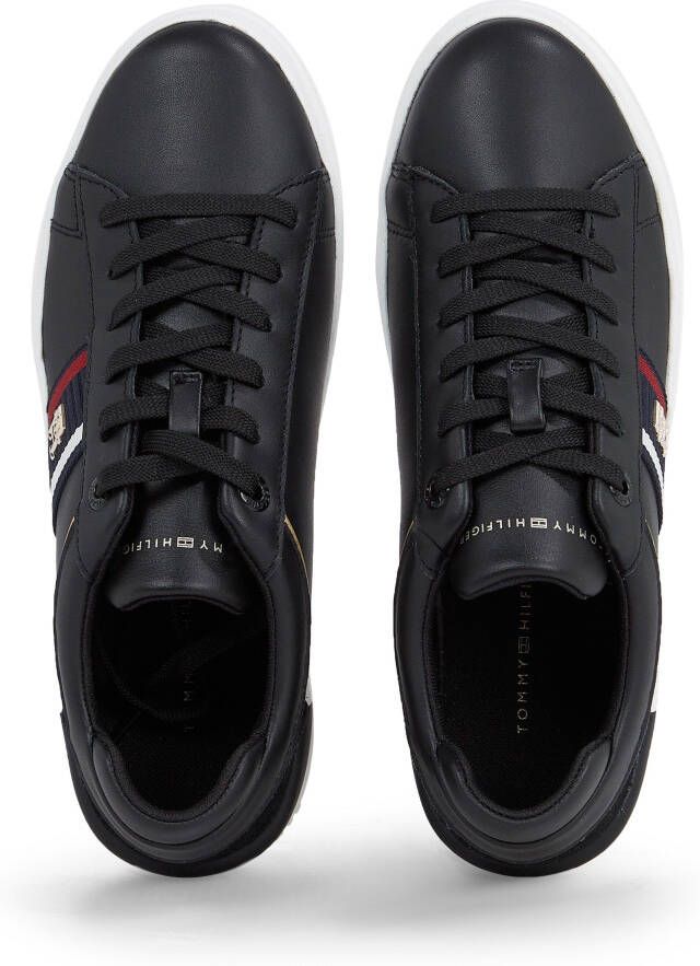 Tommy Hilfiger Sneakers met sleehak CORP WEBBING COURT SNEAKER met logo-embleem opzij