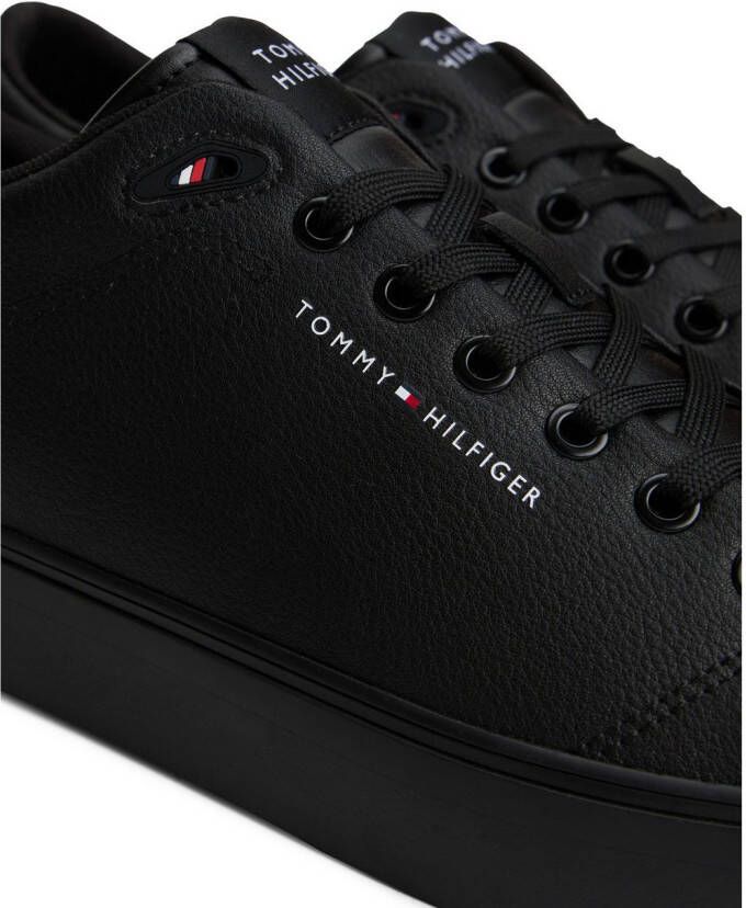 Tommy Hilfiger Sneakers TH HI VULC CORE LOW LTH II ESS vrijetijdsschoen halfhoge schoen veterschoen in smalle vorm
