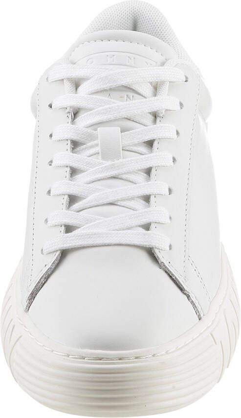 TOMMY JEANS Plateausneakers TJW NEW CUPSOLE LEATH LC met contrastafwerking op de hiel vrijetijdsschoen halfhoge schoen veterschoen
