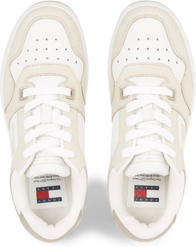 TOMMY JEANS Plateausneakers TJW RETRO BASKET TONAL LOGO met zijlogo-vlag vrijetijdsschoen lage schoen veterschoen
