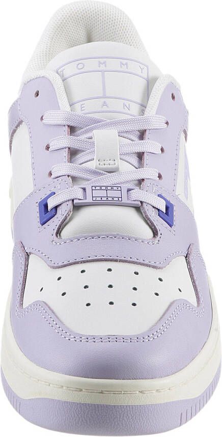 TOMMY JEANS Plateausneakers TJW RETRO BASKET TONAL LOGO met zijlogo-vlag vrijetijdsschoen lage schoen veterschoen