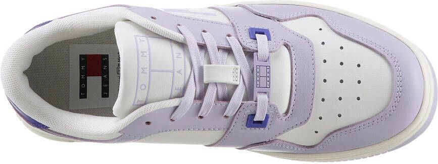 TOMMY JEANS Plateausneakers TJW RETRO BASKET TONAL LOGO met zijlogo-vlag vrijetijdsschoen lage schoen veterschoen