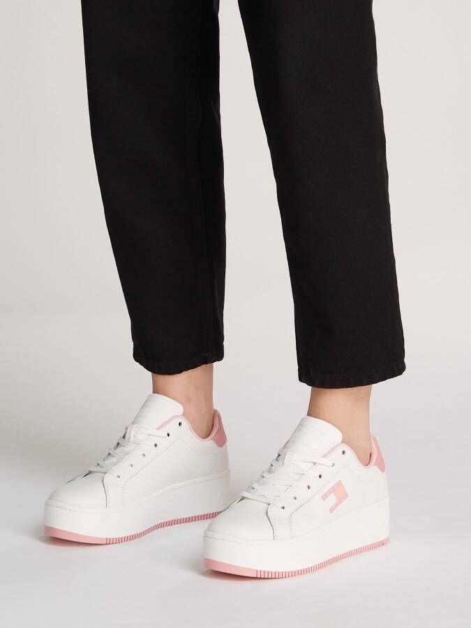 TOMMY JEANS Plateausneakers TJW FLATFORM ESS vrijetijdsschoen lage schoen veterschoen met gepolsterde schacht