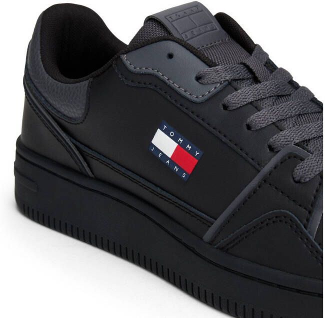TOMMY JEANS Plateausneakers TJW RETRO BASKET SNEAKER vrijetijdsschoen halfhoge schoen veterschoen met geprint logo vlag