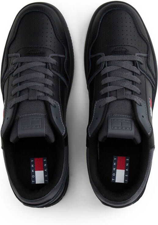 TOMMY JEANS Plateausneakers TJW RETRO BASKET SNEAKER vrijetijdsschoen halfhoge schoen veterschoen met geprint logo vlag