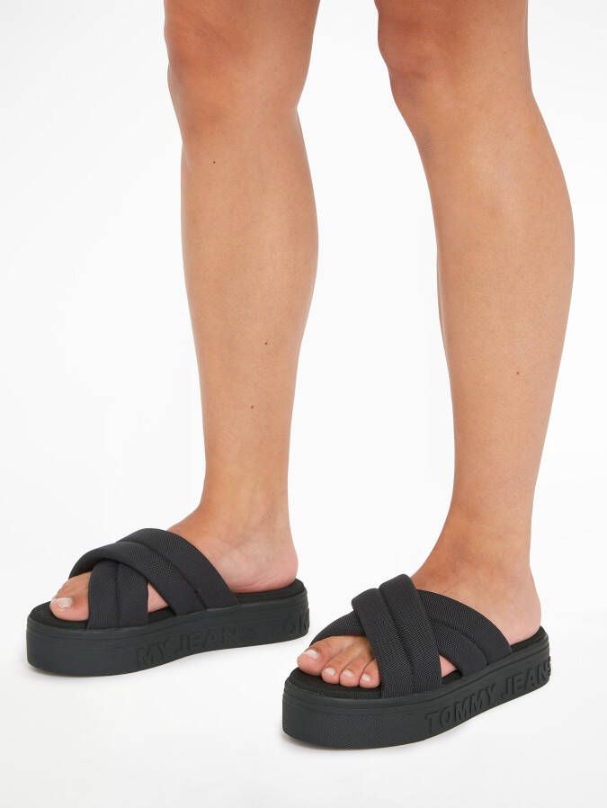 TOMMY JEANS Slippers TJW LETTERING FLATFORM SANDAL plateau zomerschoen slippers met logo-letters in het plateau