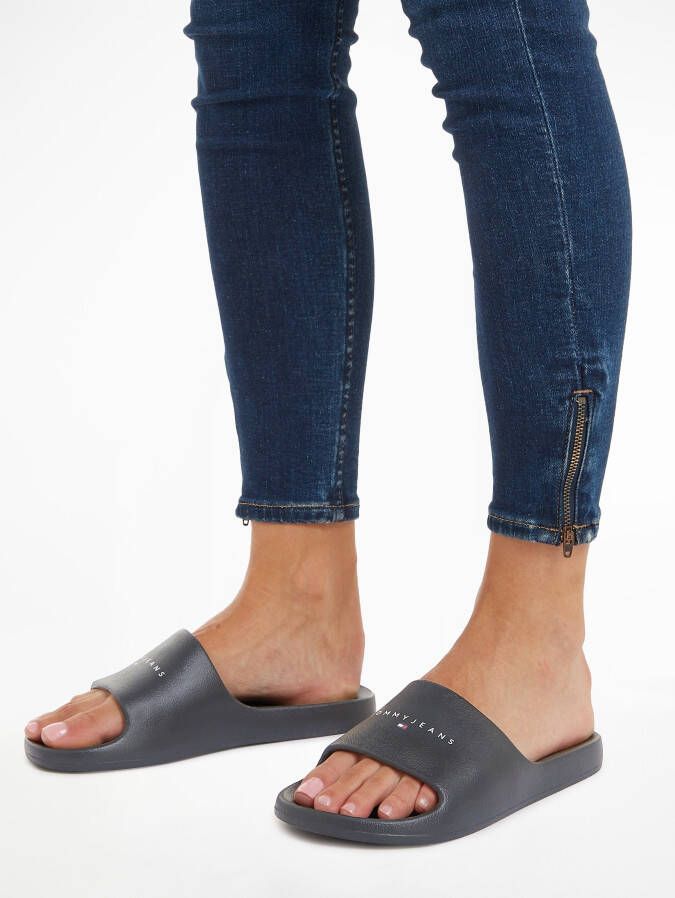 TOMMY JEANS Slippers TJW PRINTED PU POOL SLIDE plateau zomerschoen slippers met logolettering op de bandage