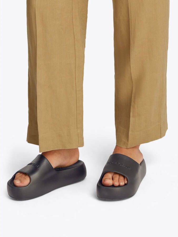 TOMMY JEANS Slippers TJW CHUNKY POOL SLIDE ESS plateau zomerschoen instapschoen comfortabele schoen logo-opdruk