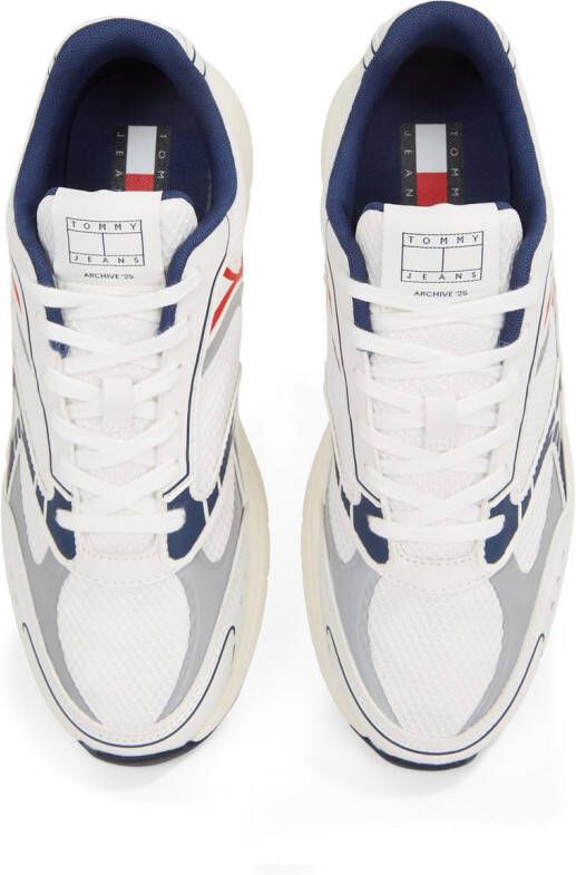 TOMMY JEANS Sneakers met sleehak ARCHIVE'25 vrijetijdsschoen lage schoen veterschoen met contrastafwerkingen