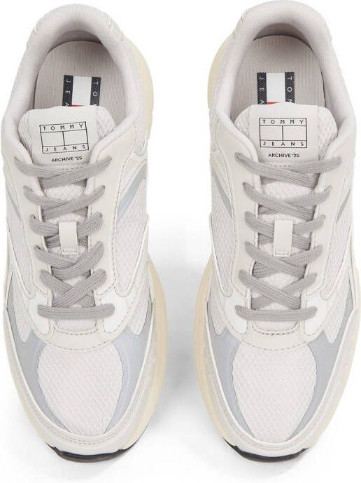 TOMMY JEANS Sneakers met sleehak ARCHIVE'25 vrijetijdsschoen lage schoen veterschoen met contrastafwerkingen