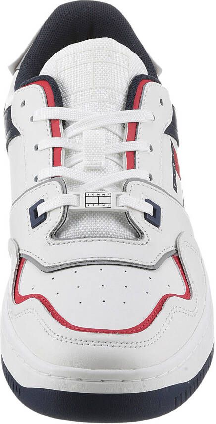 TOMMY JEANS Sneakers met sleehak TJM RETRO BASKET CUPSOLE veterschoenen vrijetijdsschoen lage schoen met contrastafwerkingen