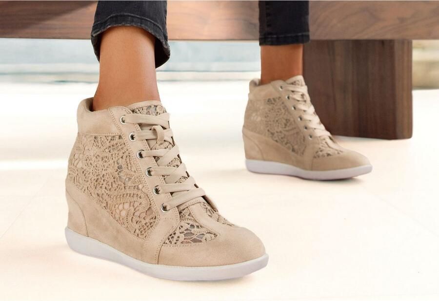 Lascana Sneakers Vrijetijdsschoen met ingesloten sleehak en puntdetails - Foto 6