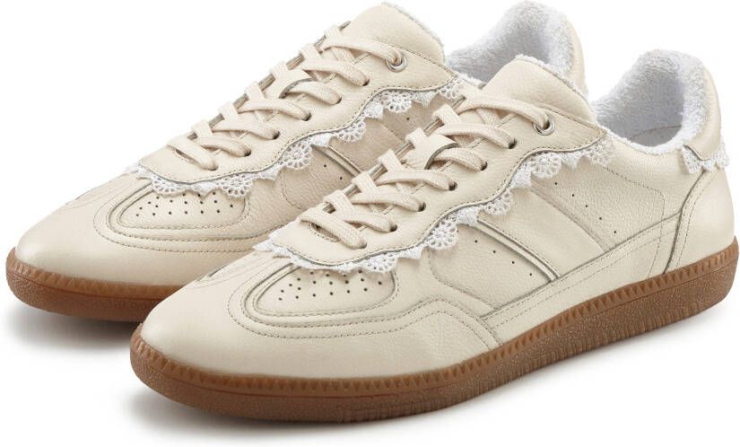 Lascana Sneakers Vrijetijdsschoen lage schoen van leer met spitse details