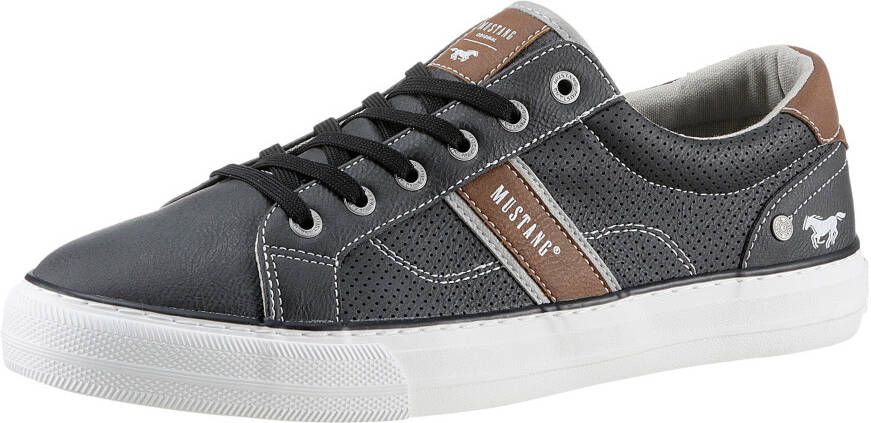 Mustang Shoes Slip-on sneakers met stijlvolle zijstrip vrijetijdsschoen lage schoen veterschoen