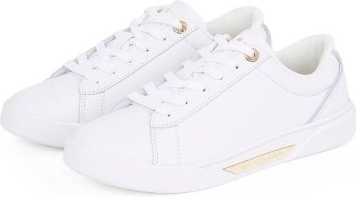 Tommy Hilfiger Plateausneakers CHIC COURT SNEAKER vrijetijdsschoen lage schoen veterschoen gouden sieraandeel