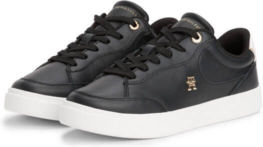 Tommy Hilfiger Plateausneakers ESSENTIAL CHIC COURT SNEAKER vrijetijdsschoen veterschoen lage schoen met th-sieraad