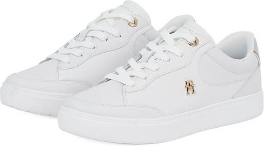 Tommy Hilfiger Plateausneakers ESSENTIAL CHIC COURT SNEAKER vrijetijdsschoen veterschoen lage schoen met th-sieraad