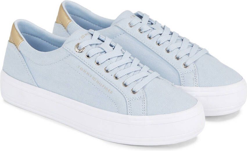Tommy Hilfiger Plateausneakers ESSENTIAL VULC CANVAS SNEAKER Contrastafwerking in metalliclook vrijetijdsschoen lage schoen veterschoen