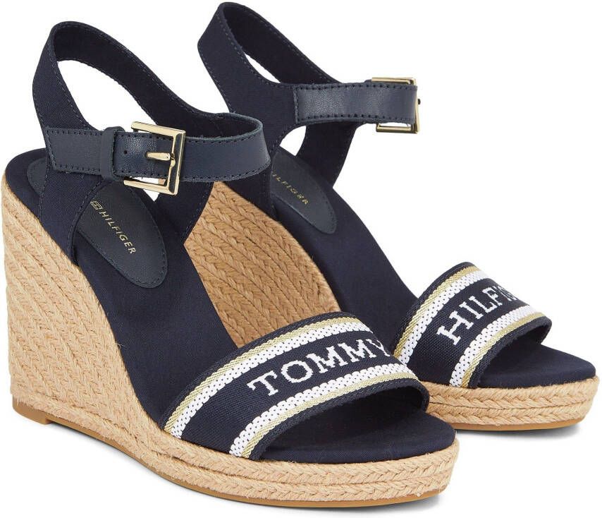 Tommy Hilfiger Sleehaksandaaltjes MONO WEBBING HIGH WEDGE SANDAL zomerschoen sandaal riemchensandalette met contrast-logo-opdruk