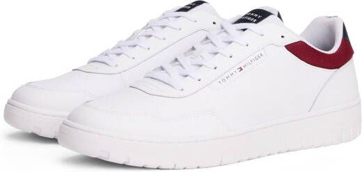 Tommy Hilfiger Sneakers TH BASKET CORE LTH vrijetijdsschoen halfhoge schoen veterschoen logo-patch op de schoentong