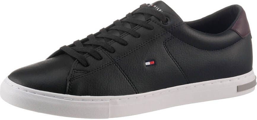 Tommy Hilfiger Sneakers ESSENTIAL LEATHER DETAIL VUL met contrastafwerking vrijetijdsschoen lage schoen veterschoen