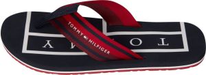 Tommy Hilfiger Teenslippers STRIPS HILFIGER BEACH SANDAL met logo-opschrift opzij
