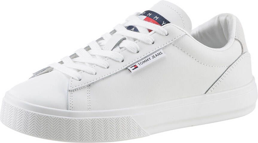 TOMMY JEANS Plateausneakers TJW CUPSOLE SNEAKER ESS met logo-patch op de tong vrijetijdsschoen lage schoen veterschoen