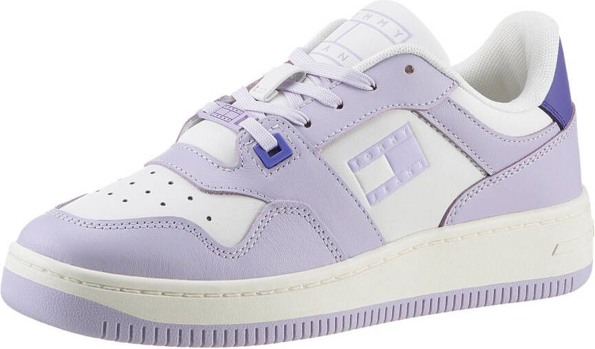 TOMMY JEANS Plateausneakers TJW RETRO BASKET TONAL LOGO met zijlogo-vlag vrijetijdsschoen lage schoen veterschoen
