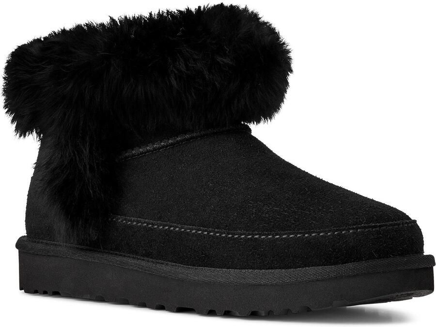 UGG Winterlaarzen Classic Ultra Mini Chalet Enkellaarsjes instaplaarzen met modieuze schapenvacht versiering