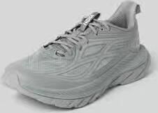 HOKA sneakers met labelprintdetails en geprofileerde zool