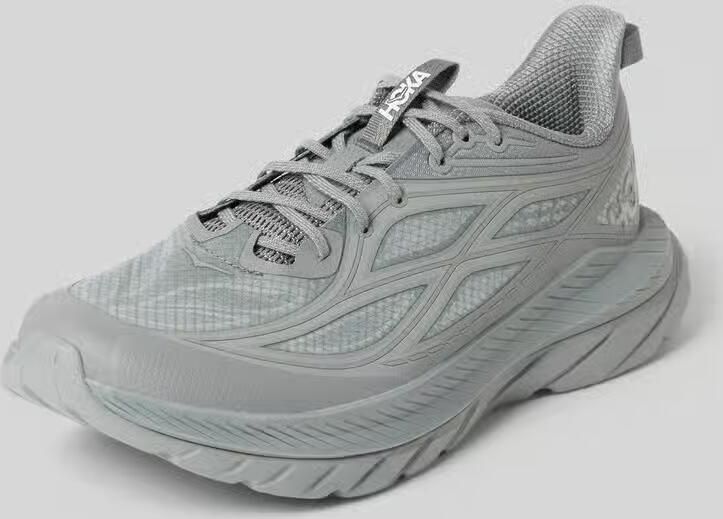 HOKA sneakers met labelprintdetails en geprofileerde zool