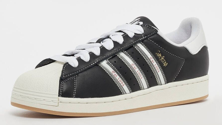 adidas Originals Superstar Korn core black transl better scarlet adidas Superstar in zwart formaten: 42.666