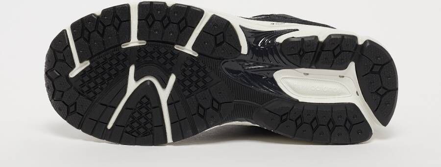New Balance 2002R (GS) in Zwart