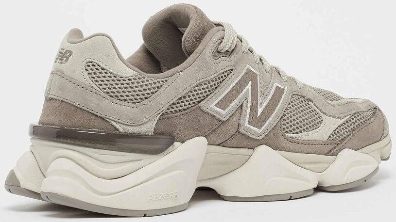 New Balance 9060 Lifestyle in bruin formaten: 42